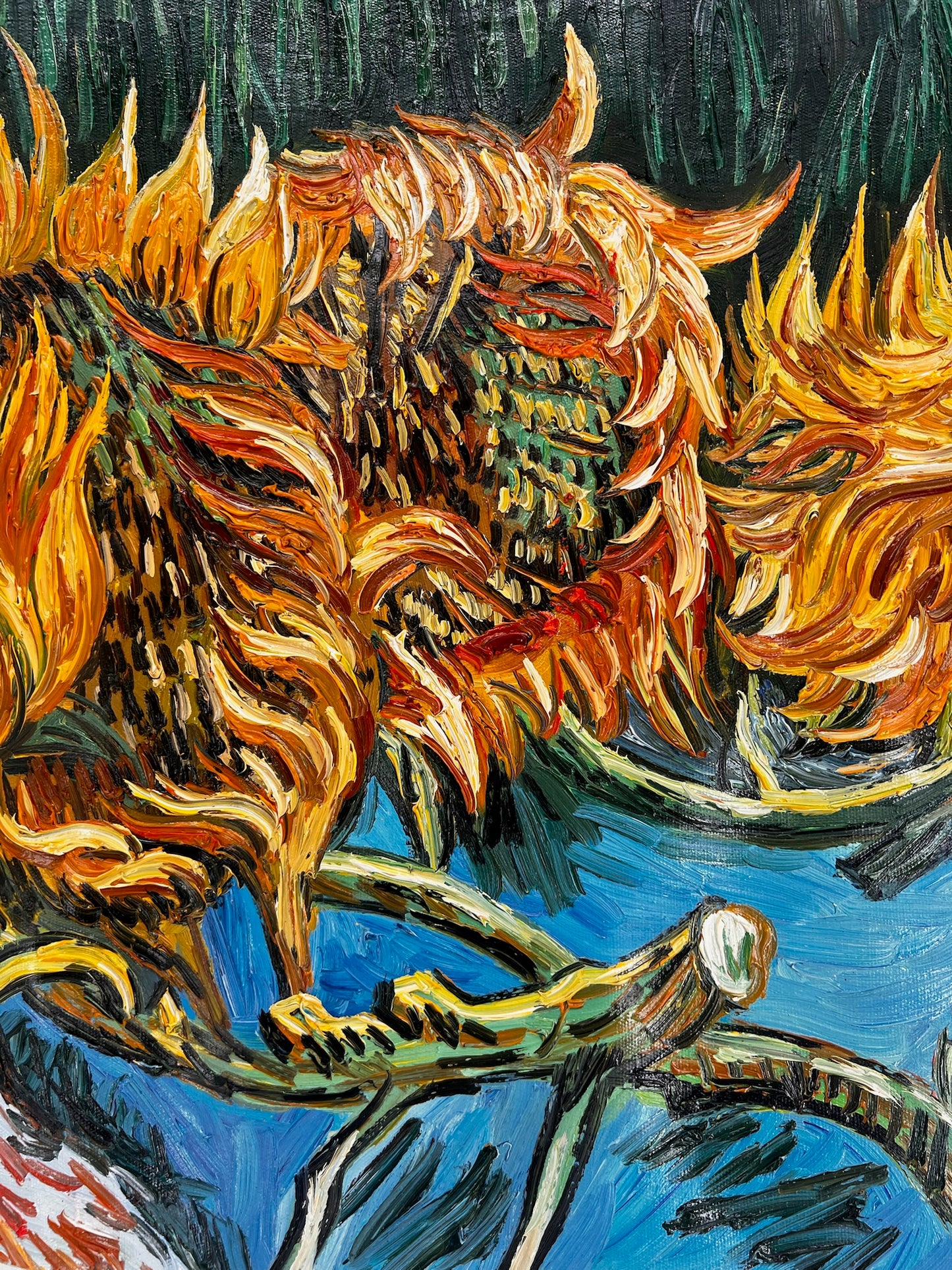 Natura morta con due girasoli – Dipinto a olio post-impressionista su tela (43 × 24,5 cm)